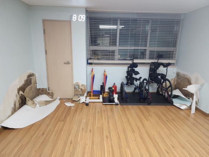 누수로 오염된 벽면과 곰팡이를 걷어내고 이룸 3000-2로 마감한 | 부산 범일동 진흥마제스타워