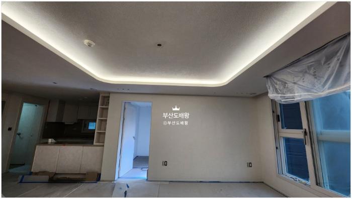 디아망 회벽화이트의 펄감과 무몰딩 라운드 등박스로 완성한 디테일 | 양산 대방 노블랜드연리지 30평대