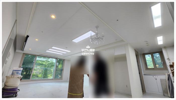 디아망 회벽화이트로 톤을 맞춘 30평대 전체 도배 | 금정산쌍용예가2차