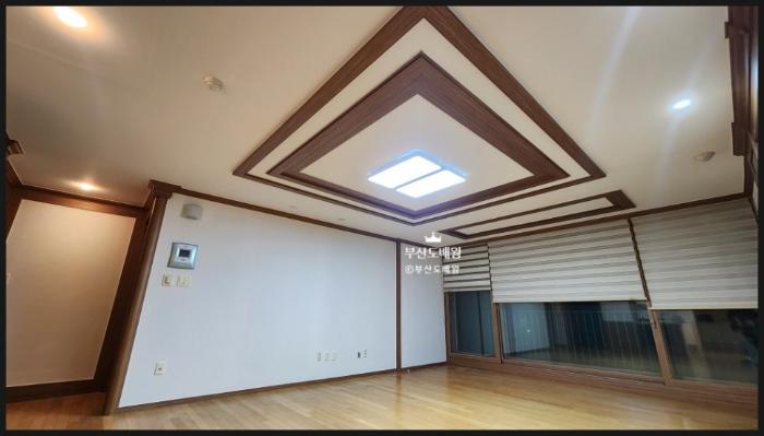 노후된 필름지를 걷어내고 3532-2번 실크벽지로 마감한 | 명륜동 쌍용예가