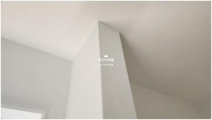 웜톤과 쿨톤의 경계에서 찾은 회벽크림화이트의 색감 | 밀양 한성사랑채뷰 30평대