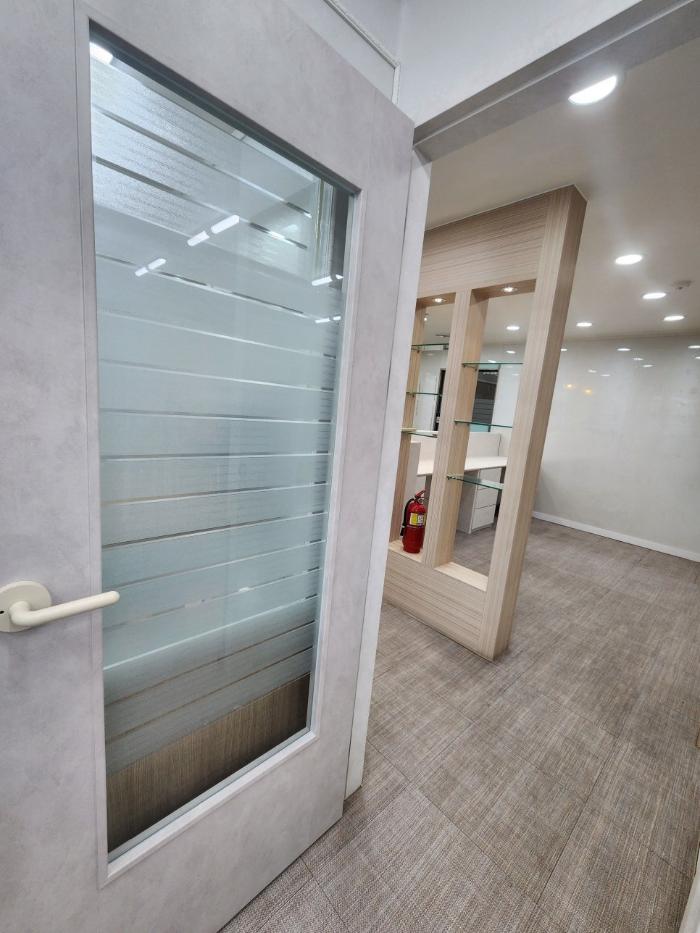 기존 문틀의 엉망인 기초 상태를 VG3700과 3701로 덮어낸 남양산 학원
