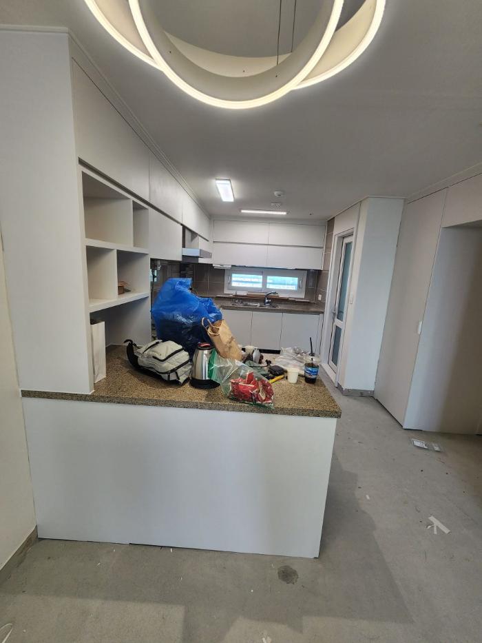 기성 시트지를 걷어내고 현대 S244와 LG BW 004로 맞춘 톤 | 창원 용지더샵 레이크파크