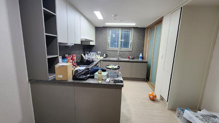 디아망 회벽에 맞춘 예림 hp522와 포인트 우드 도어 | 대신 해모로센트럴