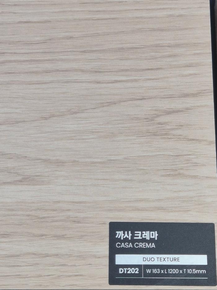 차분한 오크 빛으로 채운 안정감 있는 거실 | 판교 백현마을