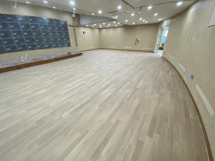 곡면 벽체에 맞춘 정밀한 커팅과 브라운 오크의 무게감 | 파주 교회
