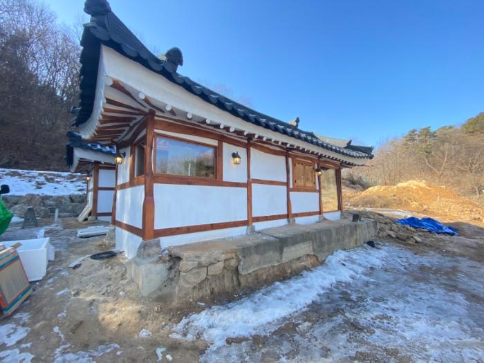 불규칙한 기둥과 바닥 구배를 잡고 입힌 구정 마뷸러스 젠 모로칸크림 | 강화도 한옥주택
