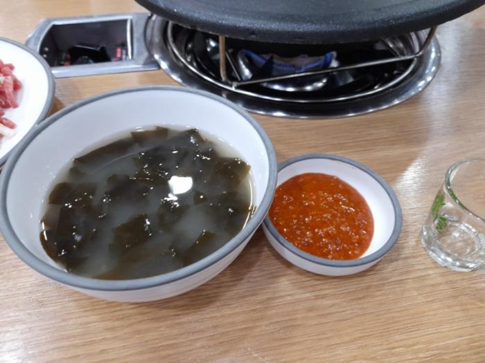 초벌 돼지갈비와 육회가 차려진 식사 테이블 | 인천 부평