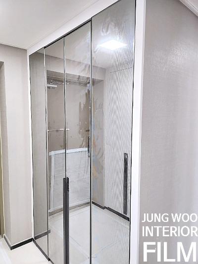낡은 문틀과 붙박이장의 색을 바꾼 인테리어 필름 시공 | 용인 수지 성복 롯데 캐슬A