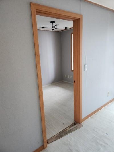 인테리어 필름 끝선에서 갈린 문틀의 시각적 무게감