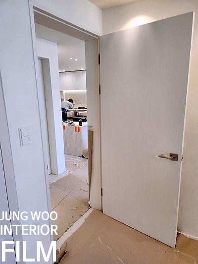 낡은 방화문과 문틀을 필름으로 덮어 정돈한 집 | 용인 수지 원천마을 푸르지오