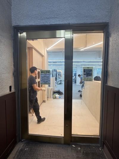 낡은 가구와 도어의 색을 바꾼 필름 시공 | 성동구 뚝섬로 헬스클럽