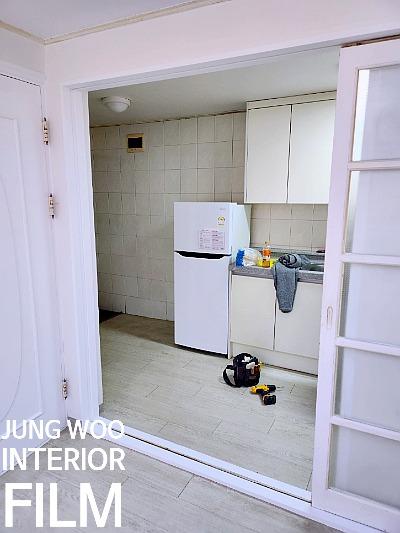 낡은 문틀과 가구의 색을 지우고 새로 입힌 필름 시공 | 강남구 논현 빌라·마포구 DMC 상암 이안 1단지
