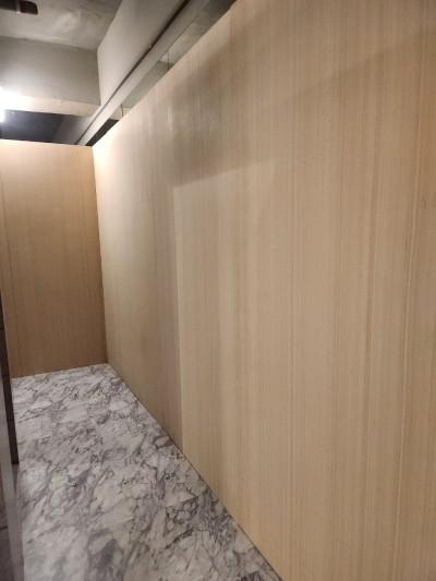 목재 패널과 블랙 톤의 대비를 살린 상업 공간 필름 마감 | 홍대 팝업스토어