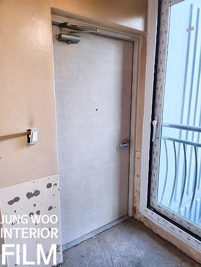 방화문부터 등박스까지 톤을 맞춘 필름 시공 | 용인 수지 쌍용파크뷰
