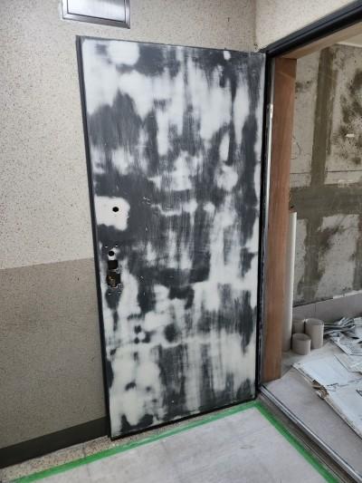 낡은 방화문과 문틀을 새 옷으로 갈아입힌 필름 시공 | 양천구 신월 벽산블루밍 1단지