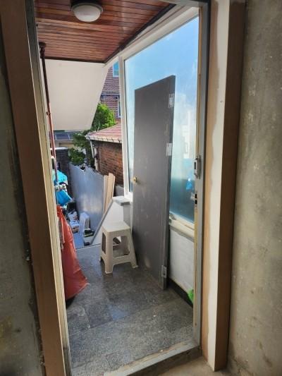 낡은 문틀과 문짝의 색을 바꾼 필름 시공 | 성북구 정릉동 빌라