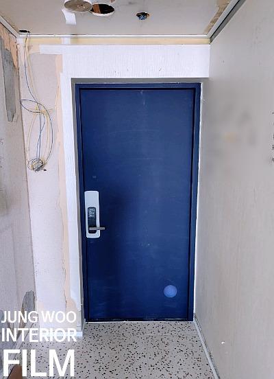 파란색 방화문과 문틀의 색감을 바꾼 필름 시공 | 마포구 망원 성원 2차