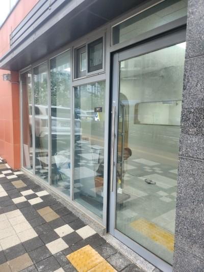 나무 프레임의 아치형 문과 창호를 정돈한 상가 필름 시공 | 인천 서구