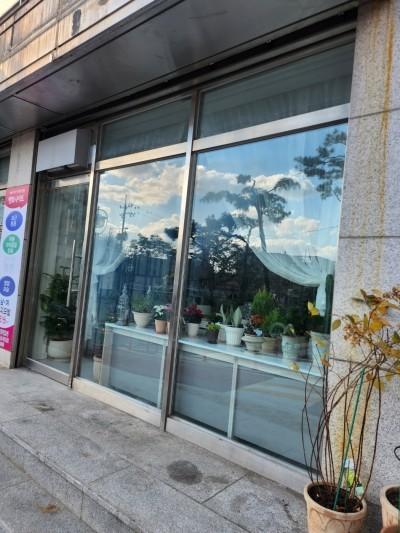 상가 입구부터 아치형 문까지 필름으로 정돈한 화성 한승미메이드