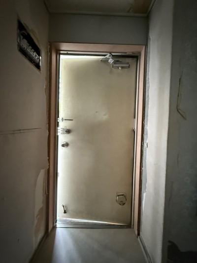 베이지색 도어와 문틀의 색감을 하나로 맞춘 필름 시공 | 서대문구 홍제원 힐스테이트