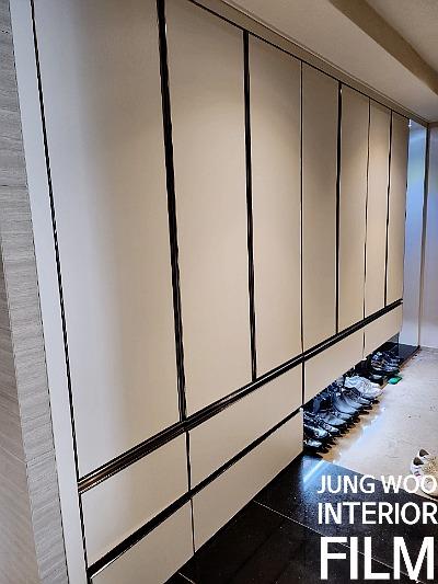낡은 프레임과 방화문이 필름으로 바뀐 구로구 디지털로 상가