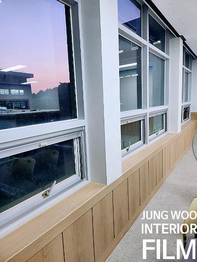 인테리어 필름 경계선에서 갈린 교육 시설의 온도감