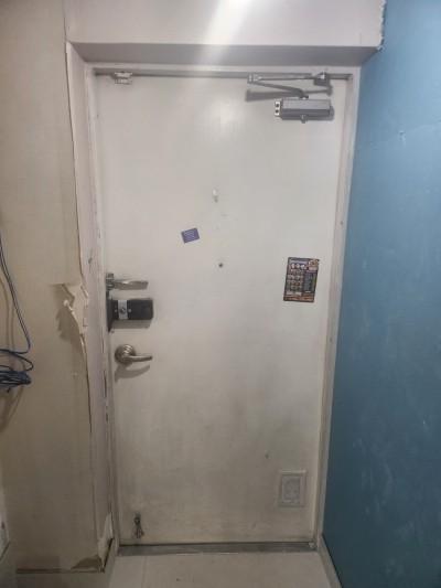 낡은 방화문과 문틀의 색을 바꾼 인테리어 필름 시공 | 광진구 구의 현대프라임