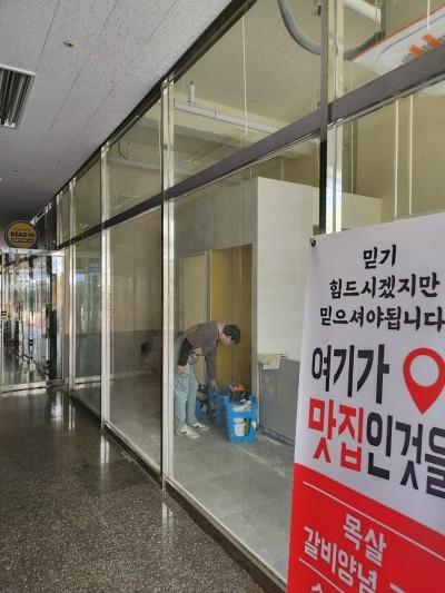 노란색 프레임의 강렬함을 지우고 완성한 상가 카페 | 파주 미래로