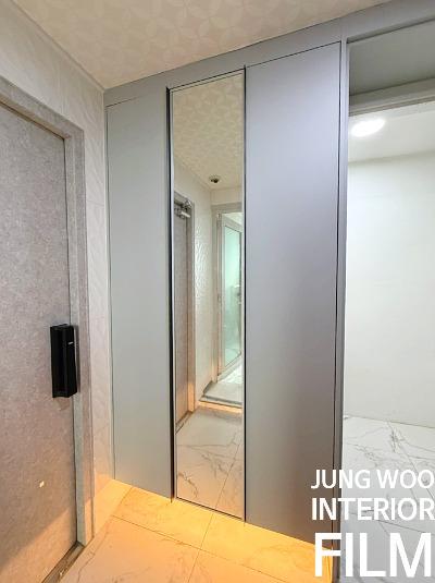 회색 방화문과 계단까지 톤을 맞춘 필름 리폼 | 남양주 덕소 아이파크