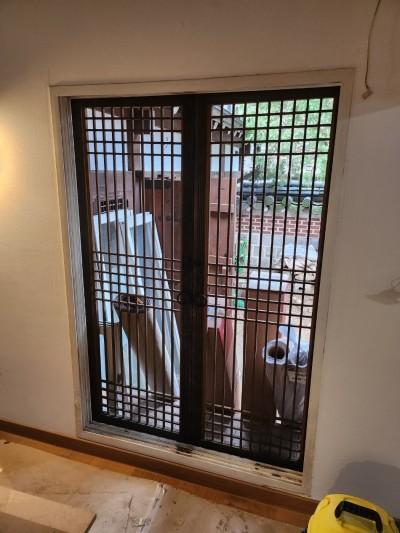 낡은 목재 프레임을 덮어 완성한 창호 필름 시공 | 종로구 북촌 한옥마을