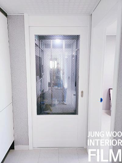 도어 힌지의 틈새 하나가 필름의 완성도를 갈랐다