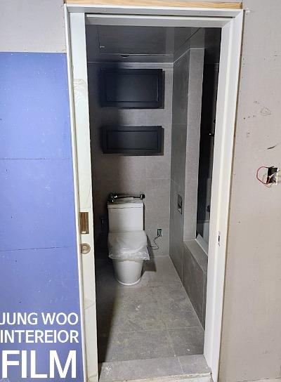 낡은 방화문과 문틀을 새 옷으로 갈아입힌 필름 시공 | 강서구 마곡 수명산 파크 5단지