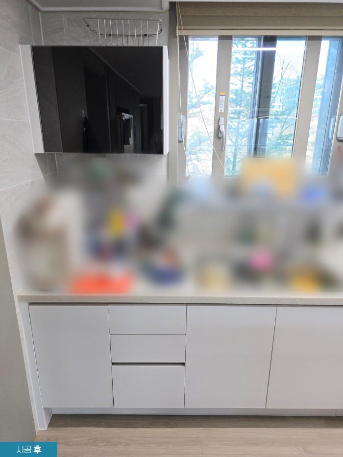 강렬한 와인색 싱크대를 화사한 화이트 필름으로 바꾼 39평 주방 | 양주 덕계역대광로제비앙
