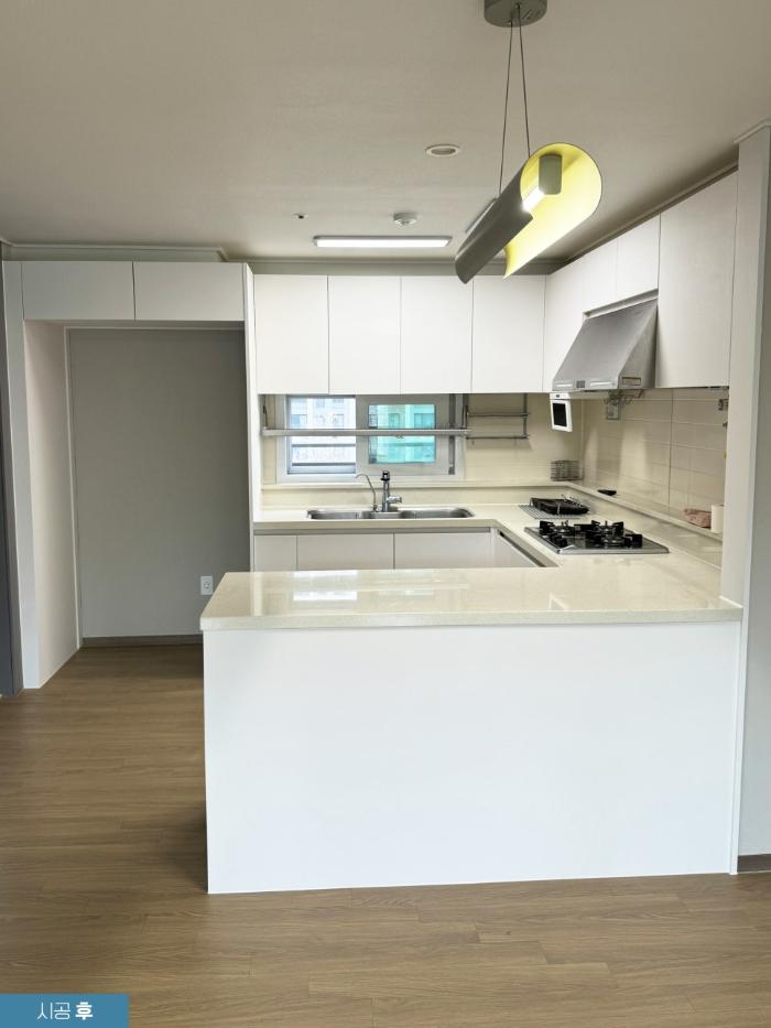 파란색 시트지 걷어낸 자리에서 시작된 주방의 변수