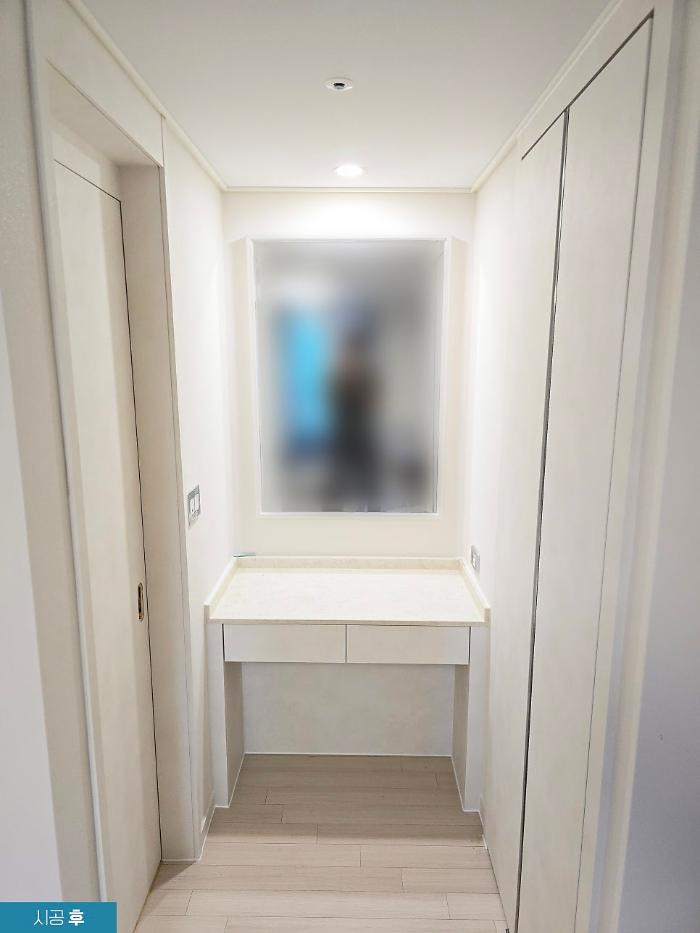 우드톤 문과 어두운 아트월을 영림 발렌무디크림으로 통일한 | 양주 옥정 e편한세상 에듀써밋