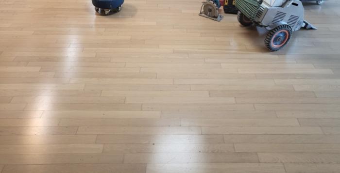 강마루 도어 접합부 틈새가 완성도를 결정짓는 순간