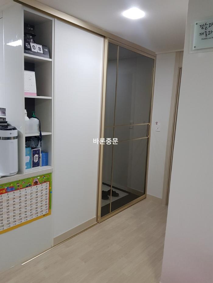 폴리싱 타일 바닥이라 매립 대신 노출 레일을 선택한 샴페인골드 중문 | 일산자이2차