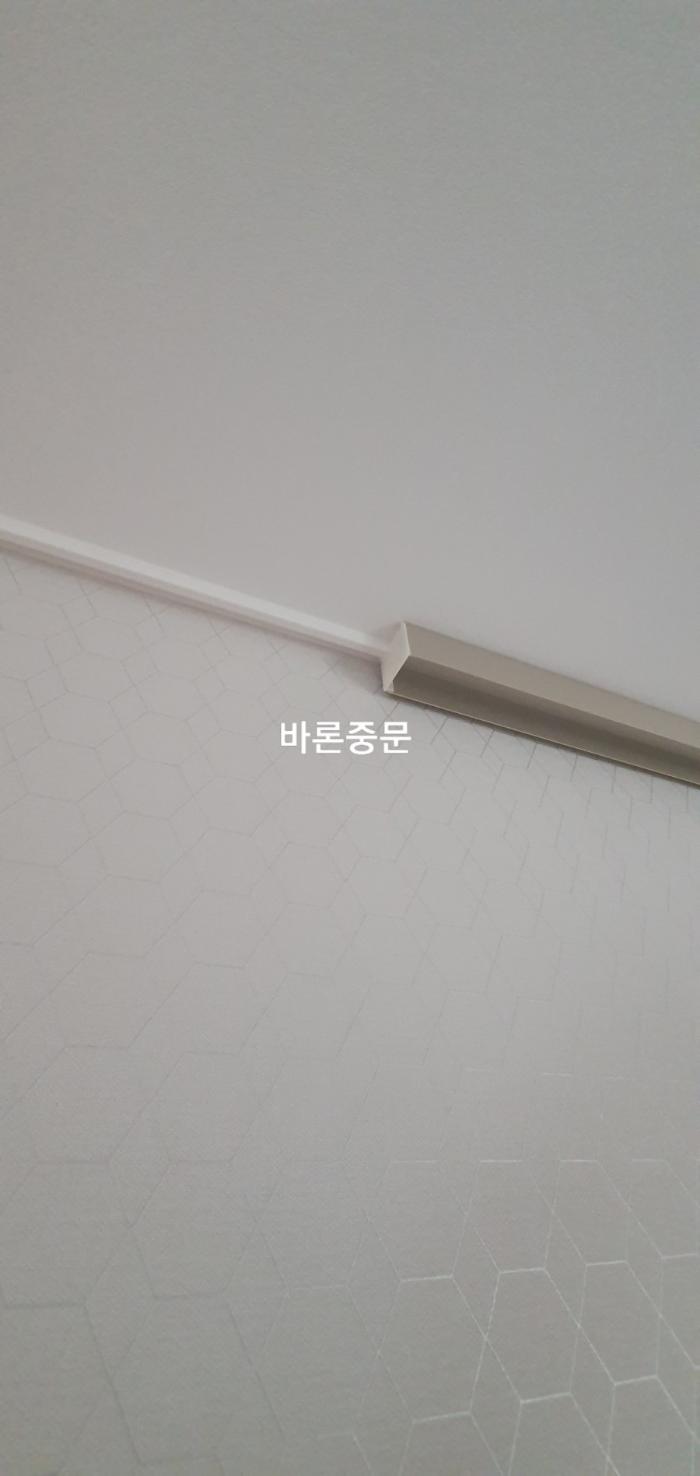 브론즈샤틴 유리를 더한 샴페인골드 간살 중문 | 동탄레이크자연앤푸르지오
