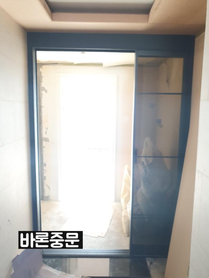 22mm 블랙 분체도장과 브론즈 유리의 대비 | 신정마을 현대 프라임 아파트