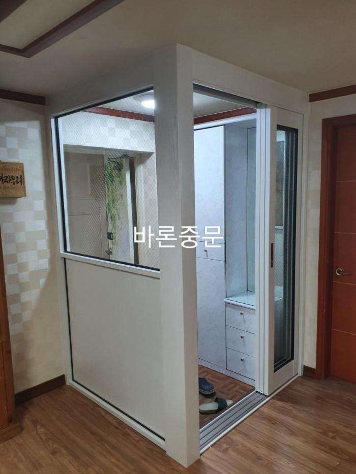 개방형 현관에 펄화이트 ㄱ자 파티션을 세워 분리한 집 | 안산 고잔네오빌 6단지