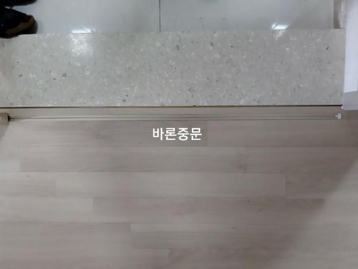 하부 레일을 매립해 바닥 단차를 없앤 샴페인골드 원슬라이딩 중문 | 충남 내포 효성해링턴플래이스