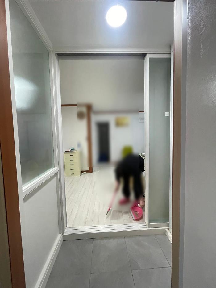 넓은 현관의 개방감과 단열을 동시에 잡은 화이트 중문 설치 | 인천 만수동 신동아아파트