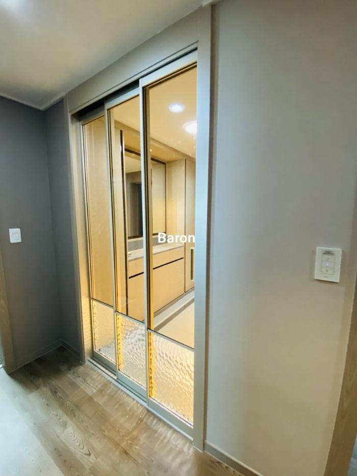 샴페인골드 프레임과 워터큐브 유리의 조합 | 송도베르디움더퍼스트