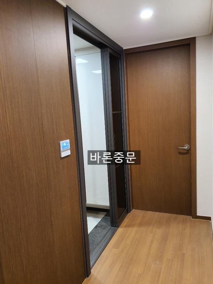 신발장 가벽 철거로 확보한 초슬림 3연동 중문의 폭 | 목동센트럴아이파크위브