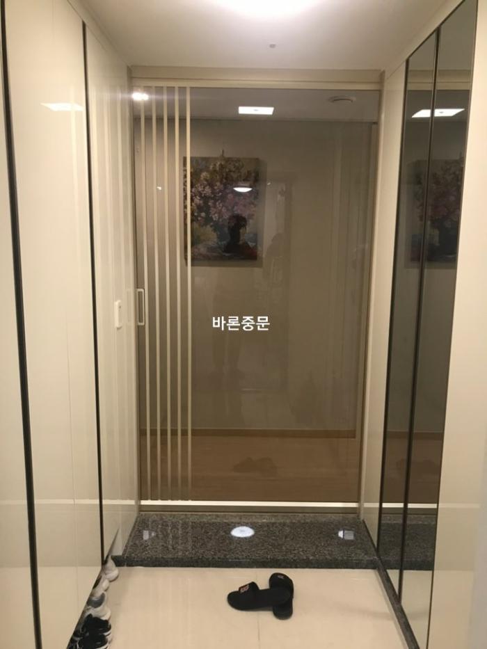 샴페인골드 프레임과 워터큐브 유리의 조합 | 천안 이편한세상스마일시티