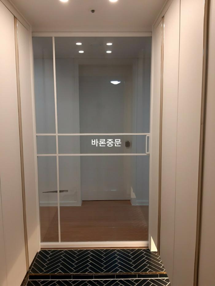 하부 레일을 매립해 단차를 없앤 화이트 원슬라이딩 중문 | 천안시티자이