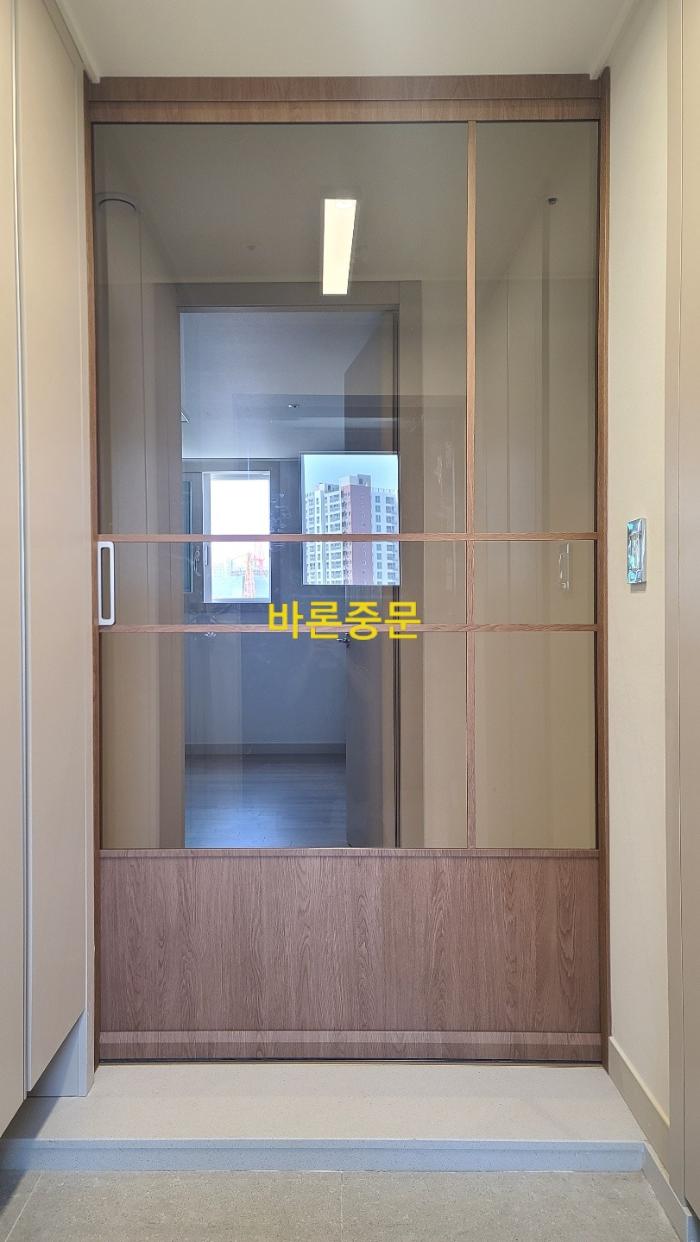 영림 155번 필름 랩핑으로 완성한 원목 무드 중문 | 힐스테이트봉담