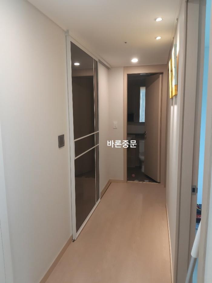 마루를 파내어 레일을 숨긴 매립 방식의 화이트 원슬라이딩 중문 | 천안 두정역 효성해링턴플레이스