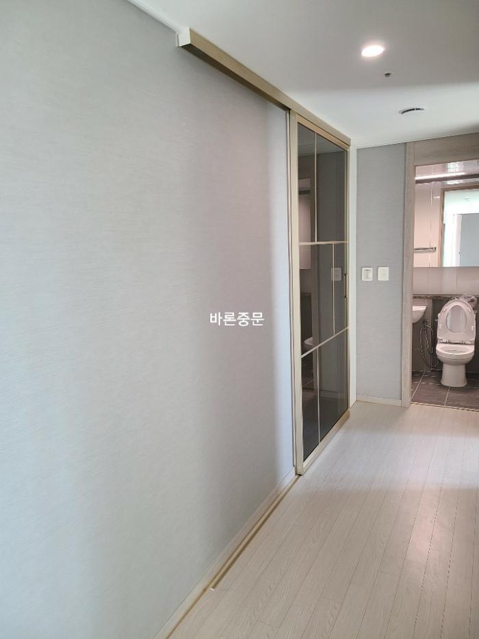 샴페인골드 색상과 매립 레일로 정돈한 현관 | 일산자이2차